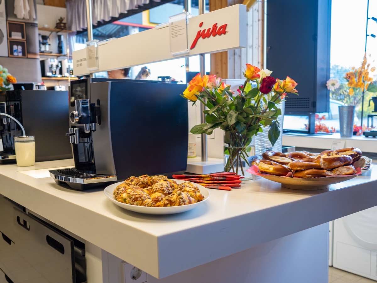 Häppchen bei der Urkunden-Übergabe